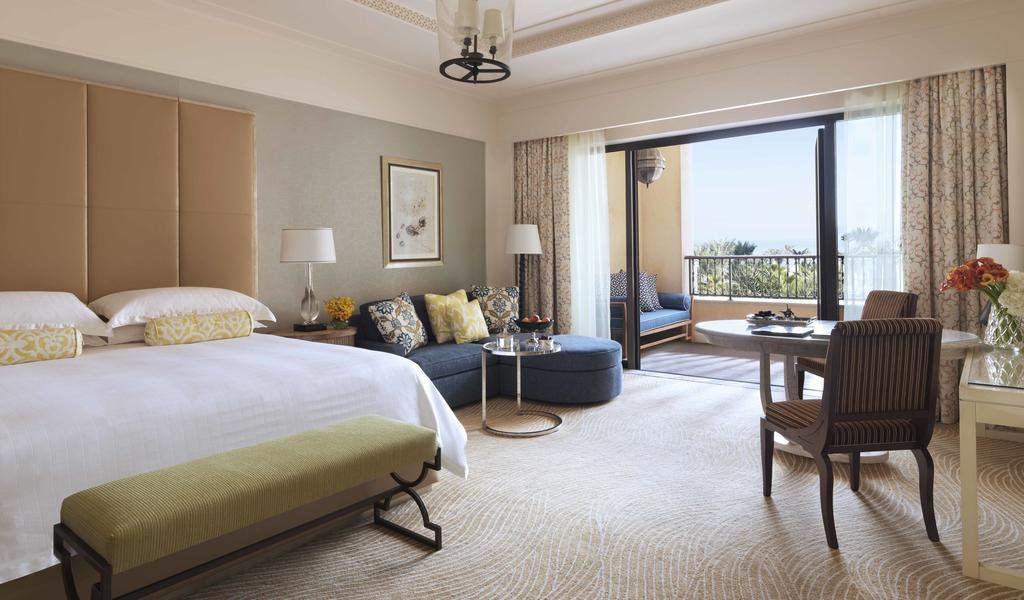 Deluxe Zimmer mit Kingsize-Bett und Blick auf das Resort