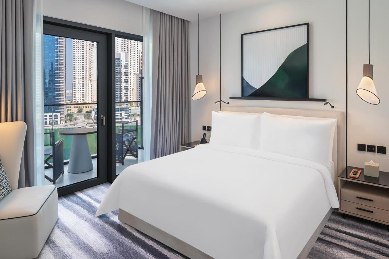Deluxe Suite mit Blick auf den Jachthafen und eigenem Balkon
