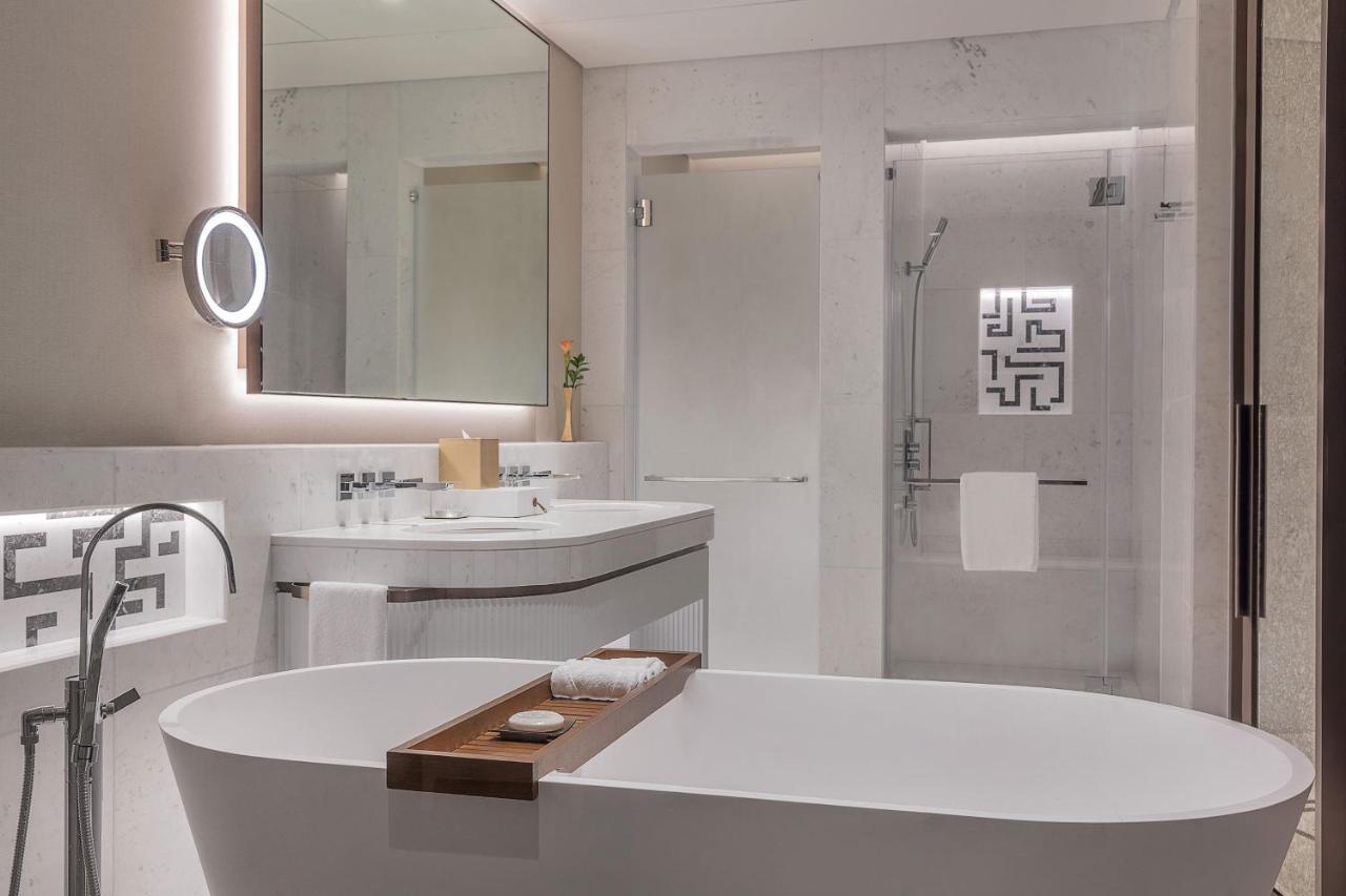 Familienzimmer mit Stadtblick und einzigartigem St. Regis-Butlerservice