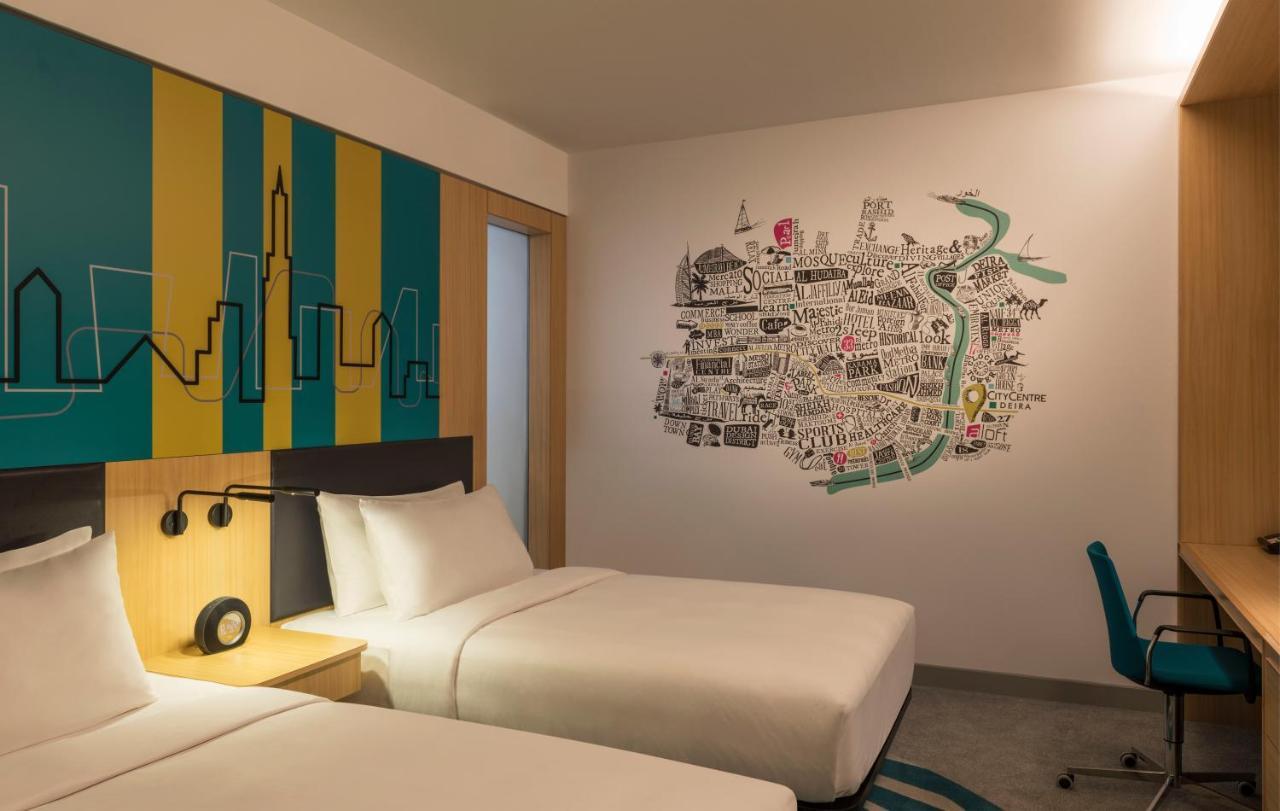 Quarto Aloft com 2 Camas Individuais/1 Cama Individual e Vista da Cidade