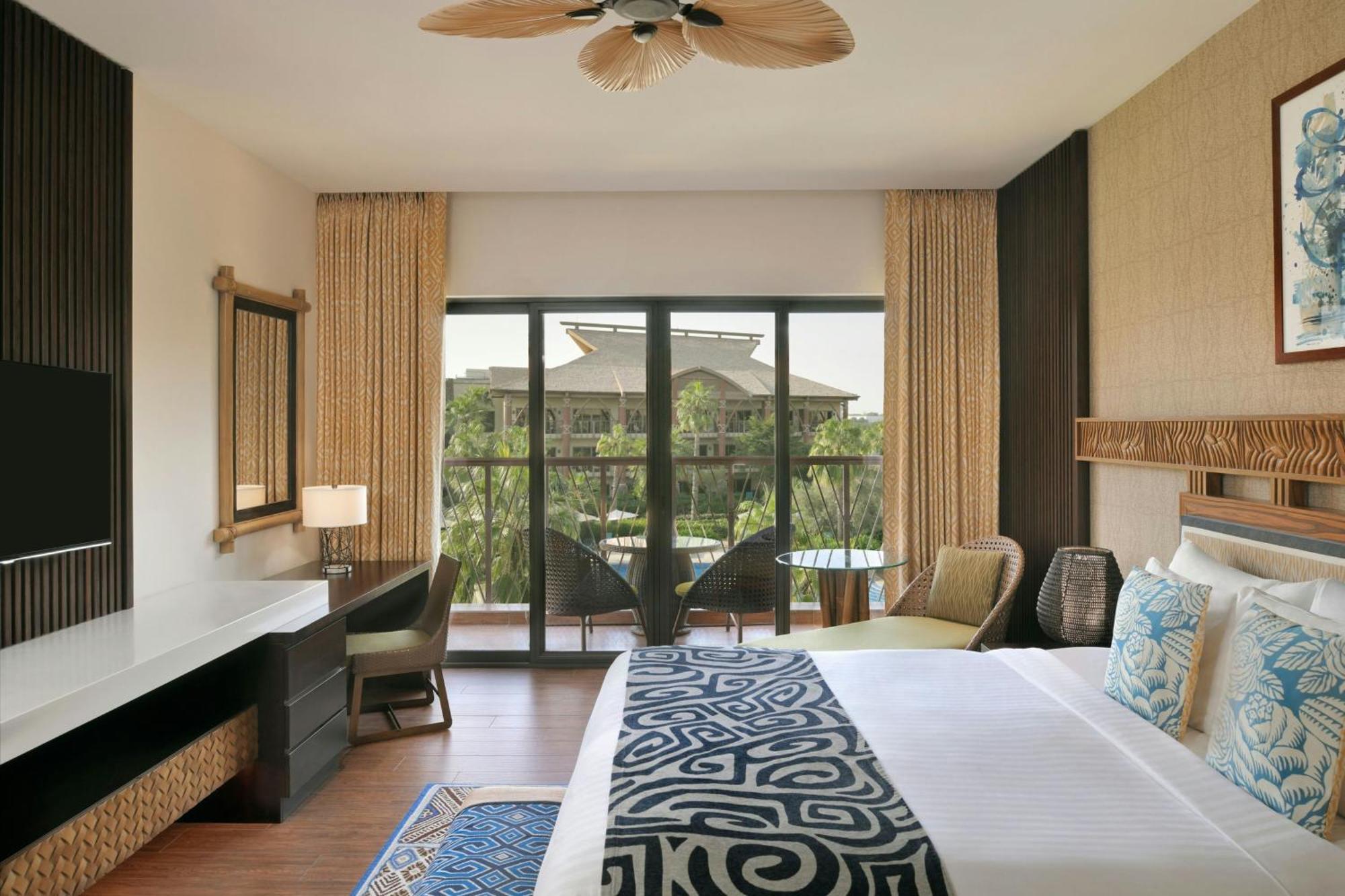 Room Theme Park Access 1 King Resort view Complimentary Beach Access to Sheraton JBR Shuttle to MOE & Dubai Mall