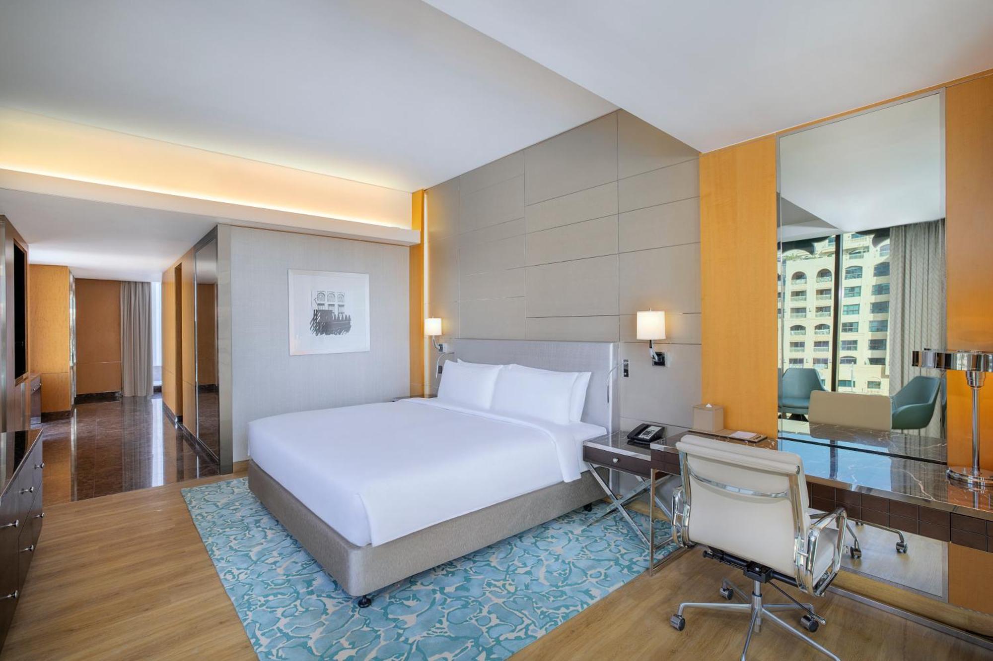 Executive Hoekkamer met Kingsize Bed, Balkon en Toegang tot de Lounge