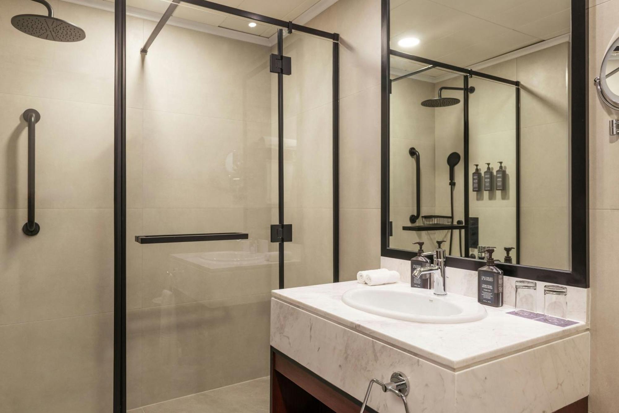 Deluxe Familiekamer, onderling verbonden, gedeeltelijk uitzicht op zee, 1 kingsize bed en 2 aparte bedden