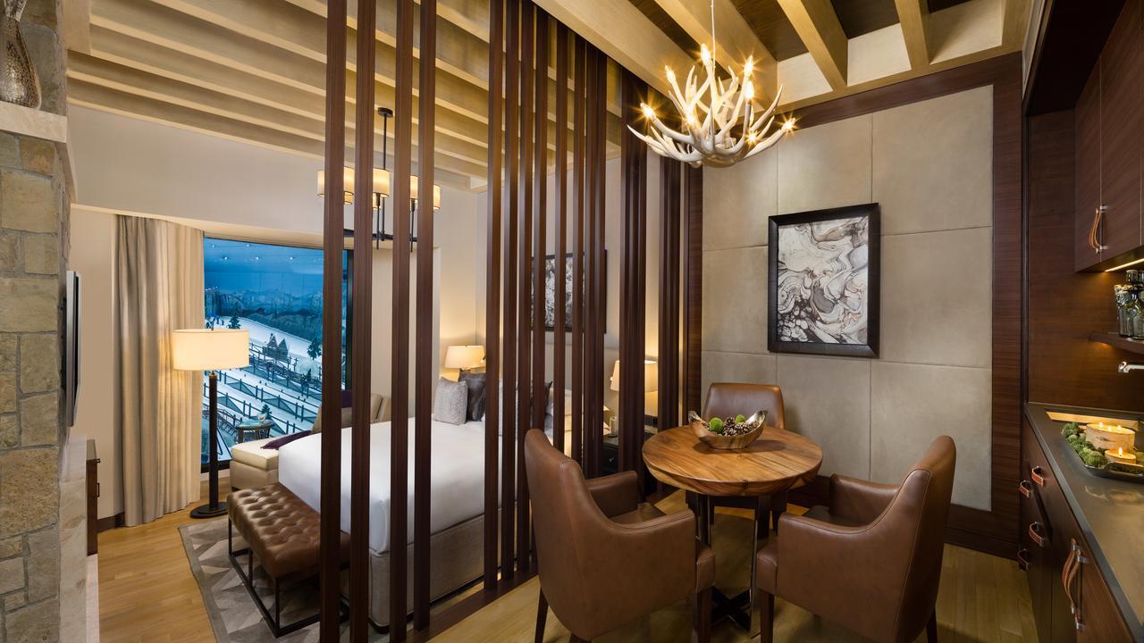Chalé de Esqui Aspen - Acesso ao Ski Dubai Park para 2 Pessoas, Mordomo Privado, Acesso ao Salão com Chá da Tarde, Hora de Cocktails à Noite, Bebidas e/ou Refeições Ligeiras e Canapés